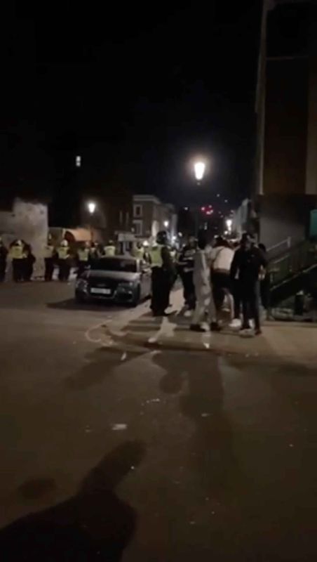 © Reuters. احتجاز 7 وضبط سلاحين خلال احتفالات غير قانونية بشوارع لندن