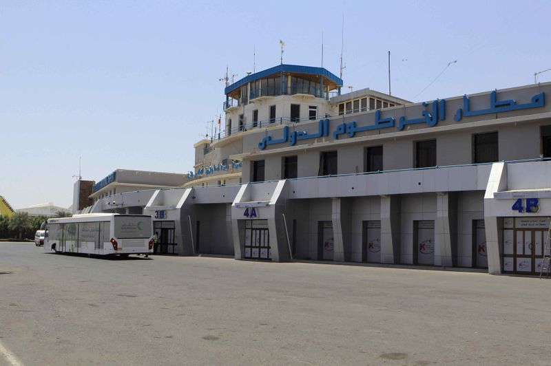 &copy; Reuters. السودان يعلن تمديد إغلاق مطار الخرطوم الدولي أسبوعين