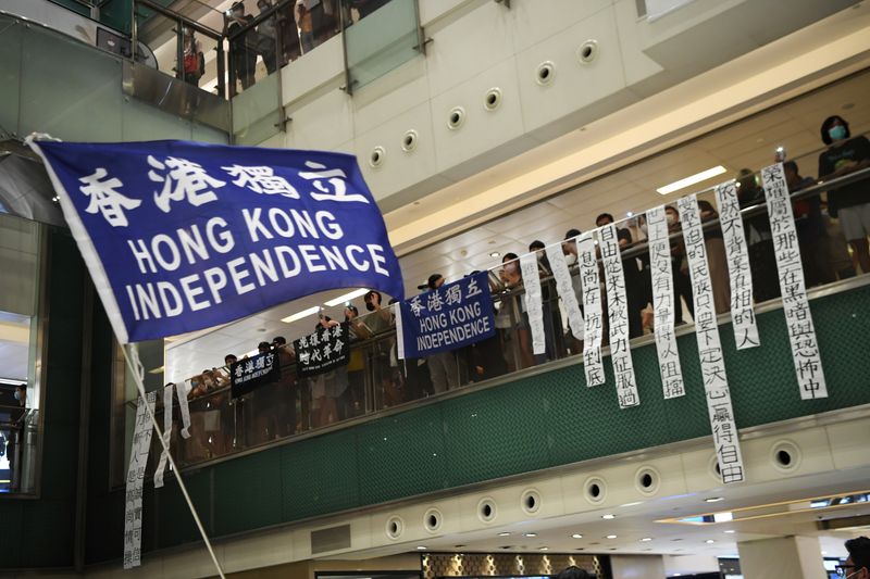 &copy; Reuters. FOTO DE ARCHIVO: Un manifestante prodemocracia agita una pancarta independentista durante una protesta en el centro comercial New Town Plaza en Sha Tin, Hong Kong