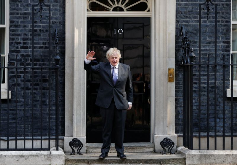 &copy; Reuters. El primer ministro británico Boris Johnson saluda al salir de Downing Street en Londres