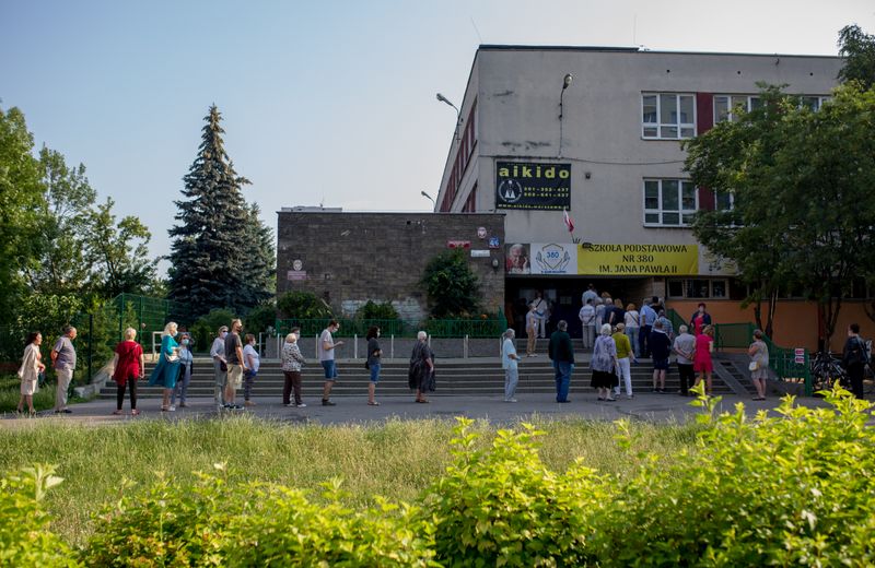 &copy; Reuters. Un fila para votar en un centro electoral durante las elecciones presidenciales en Varsovia