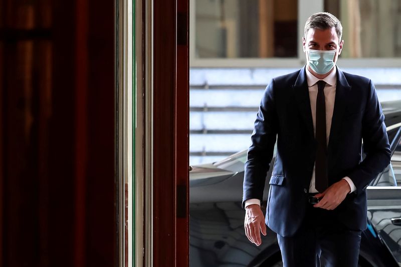 &copy; Reuters. FOTO DE ARCHIVO: El presidente del Gobierno español, Pedro Sánchez, llega al Congreso de los Diputados en Madrid