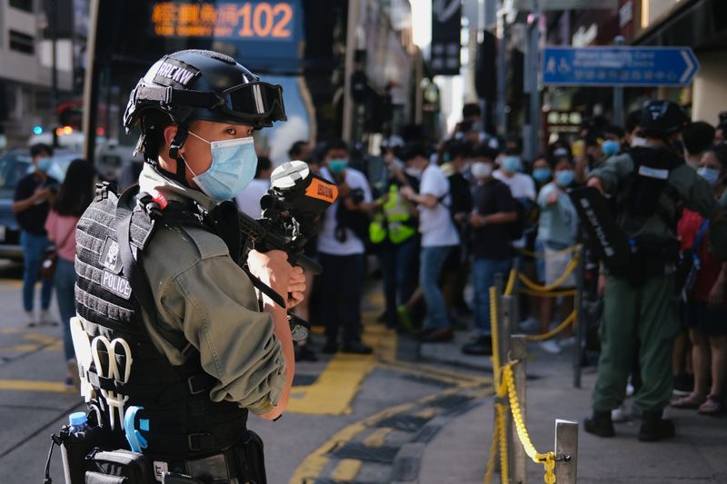 © Reuters. Un policía antidisturbios con un arma de gas pimienta durante una protesta contra la legislación de seguridad nacional en Hong Kong