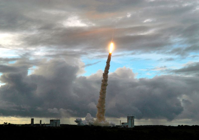 © Reuters. FOTO DE ARCHIVO: El lanzador Ariane 5 ECA despega de la base de Kourou en la Guayana Francesa