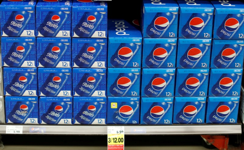 &copy; Reuters. FILE PHOTO: Cans of Pepsi are pictured at a grocery store in Pasadena