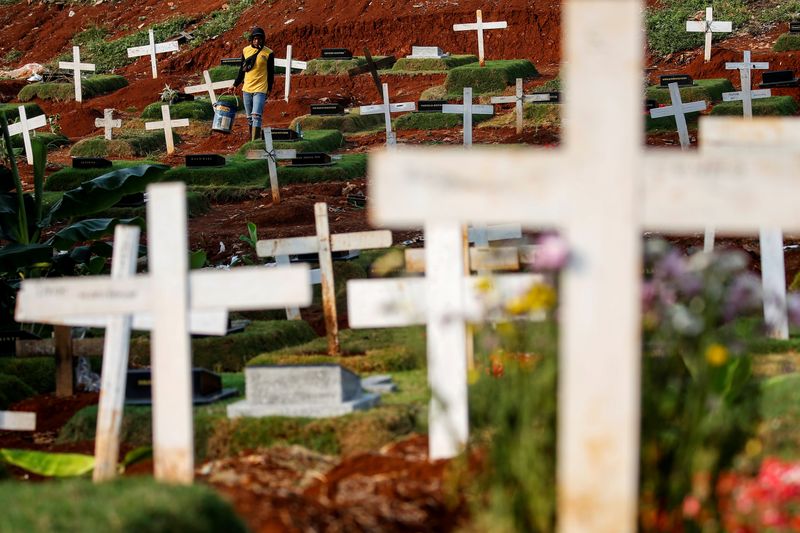 &copy; Reuters. 世界の新型コロナ死者数が50万人に到達、感染者1000万人突破