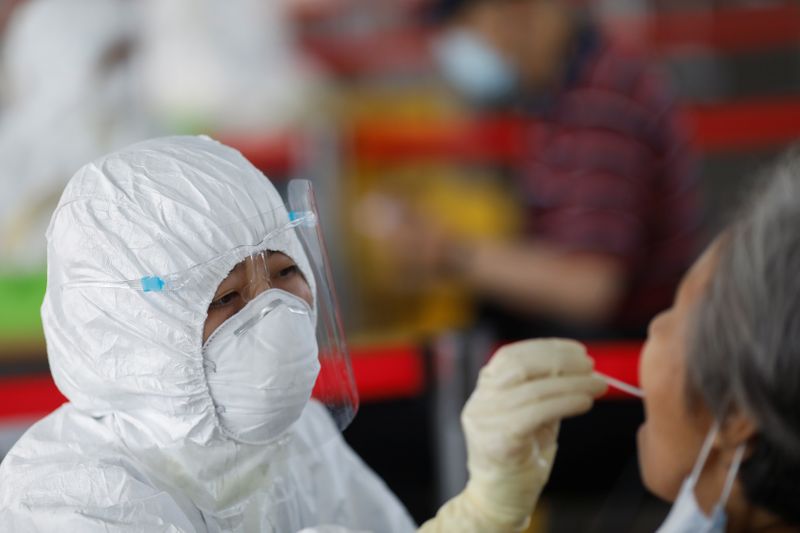 &copy; Reuters. People receive nucleic acid tests, during a government-organised visit to a testing site, following a new outbreak of the coronavirus disease (COVID-19) in Beijing