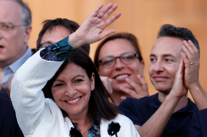 © Reuters. La alcaldesa de París, Anne Hidalgo, en París