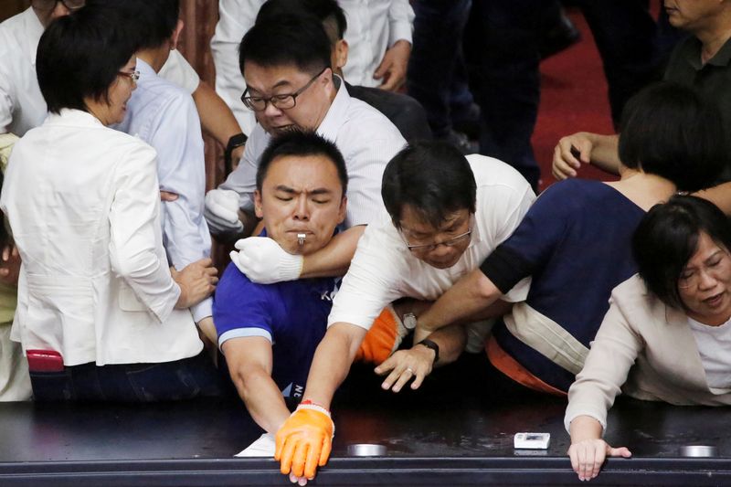 &copy; Reuters. 台湾野党が議会で議場占拠、議員同士がもみ合い一時騒然