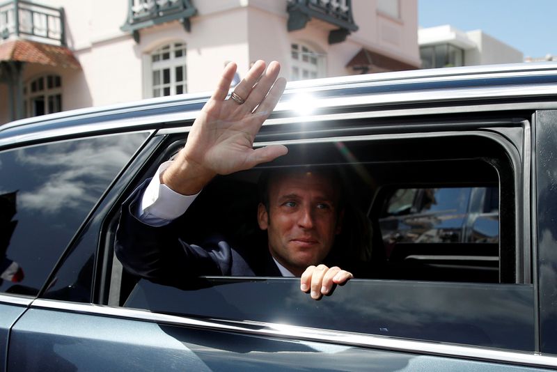 &copy; Reuters. MACRON INTERPELLÉ PAR LA MARÉE VERTE DES MUNICIPALES