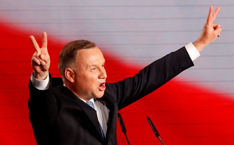 &copy; Reuters. Andrzej Duda hace un gesto durante la primera ronda de las elecciones presidenciales en Lowicz, Polonia, el 28 de junio de 2020