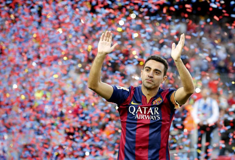 &copy; Reuters. FOTO DE ARCHIVO: Xavi Hernández en el Camp Nou tras el empate a 2-2 con el Deportivo de La Coruña en su último partido en casa