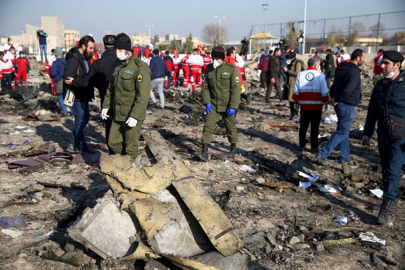 &copy; Reuters. Equipes de resgate e voluntários no local da queda de um avião da Ukraine Airlines nos arredores de Teerã