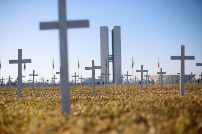 &copy; Reuters. Cruzes que simbolizam os mortos pela Covid-19 em frente ao Congresso Nacional, em Brasília