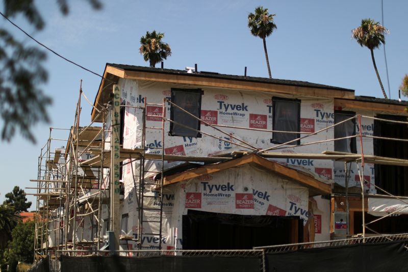 &copy; Reuters. A new apartment building housing construction site is seen in Los Angeles