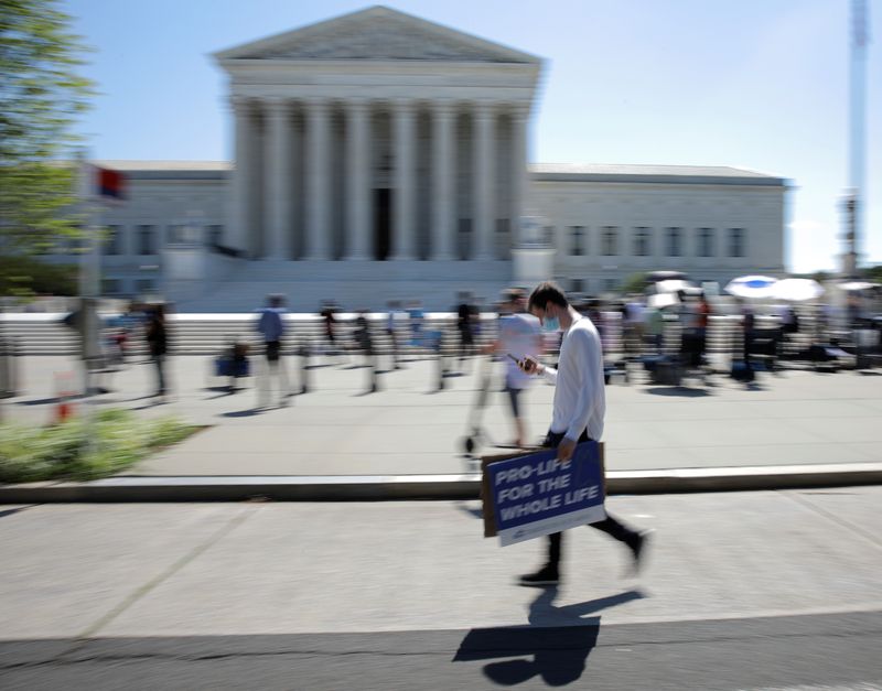 © Reuters. Activists gather outside U.S. Supreme Court in Washington