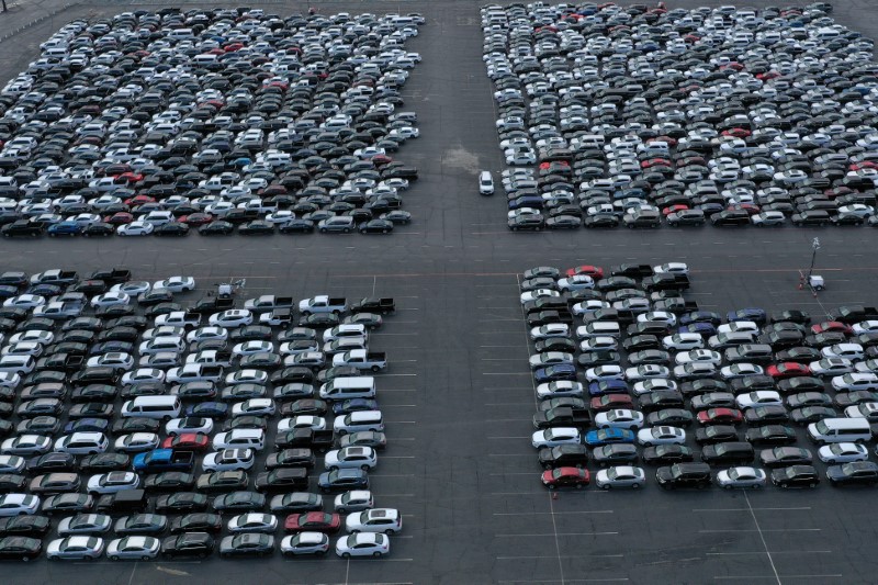 &copy; Reuters. FILE PHOTO: Unused rental cars fill the Dodger Stadium parking lot as the spread of the coronavirus disease (COVID-19) continues, in Los Angeles