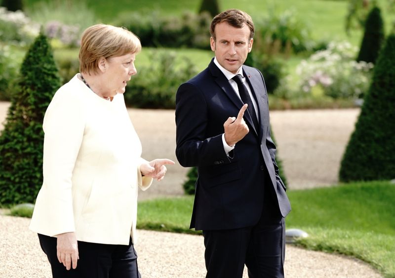&copy; Reuters. German Chancellor Angela Merkel and French President Emmanuel Macron meet at Meseberg castle