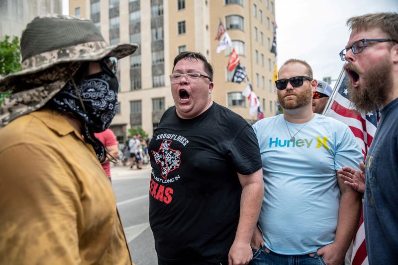 &copy; Reuters. Pessoas protestam contra decreto ordenando uso de máscara em Austin, no Texas