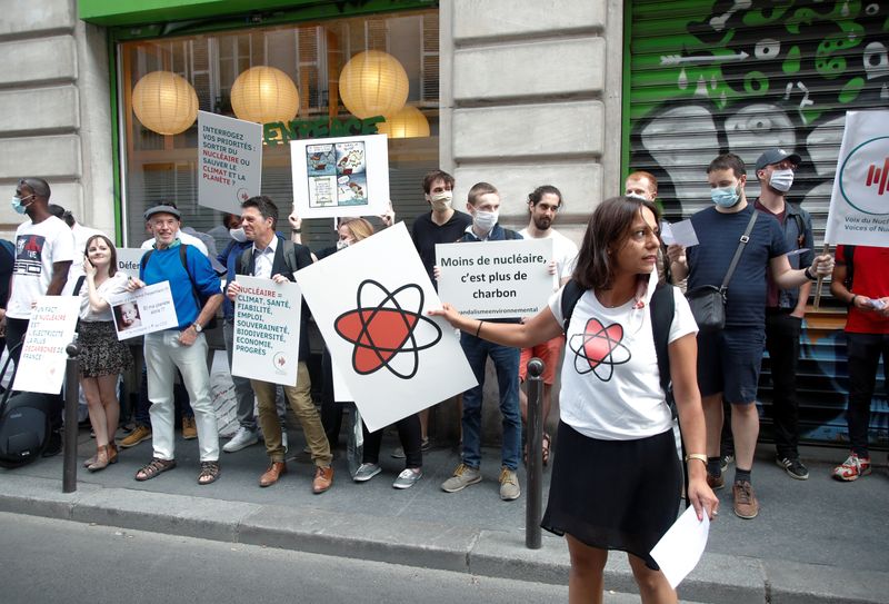 &copy; Reuters. Members of the group &quot;The Voices of Nuclear&quot; demonstrate in reaction to the closure of the Fessenheim nuclear power plant in front of Greenpeace headquarters in Paris