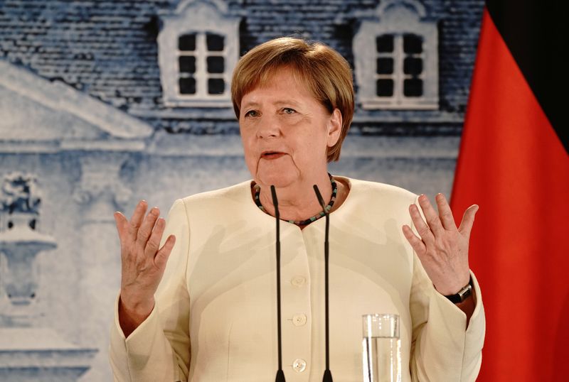 &copy; Reuters. German Chancellor Angela Merkel and French President Emmanuel Macron meet at Meseberg castle