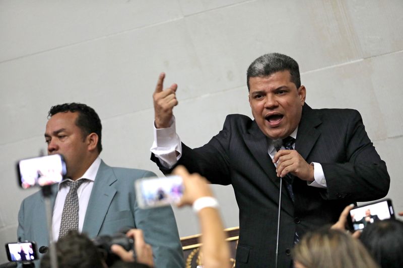 &copy; Reuters. Foto de archivo del legislador Luis Parra durante su asunción como presidente del Parlamento en Caracas