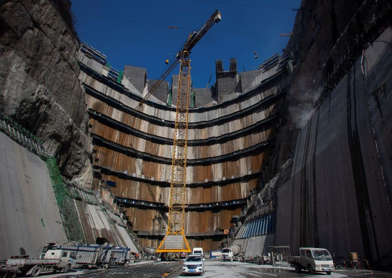 &copy; Reuters. FILE PHOTO: Crane is seen near the dam of Wudongde hydropower plant under construction, on the Jinsha River