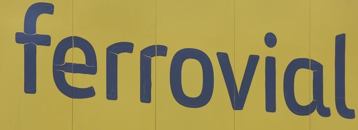 &copy; Reuters. FOTO DE ARCHIVO: El logo de Ferrovial fotografiado en Madrid