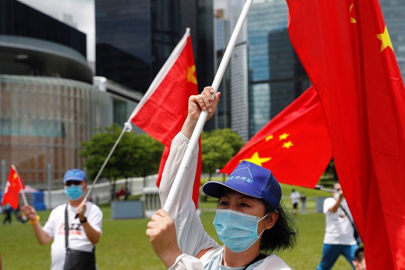 &copy; Reuters. Los partidarios pro-China celebran con banderas de Hong Kong y China después de que el parlamento chino haya aprobado la ley de seguridad nacional para Hong Kong, en Hong Kong, China