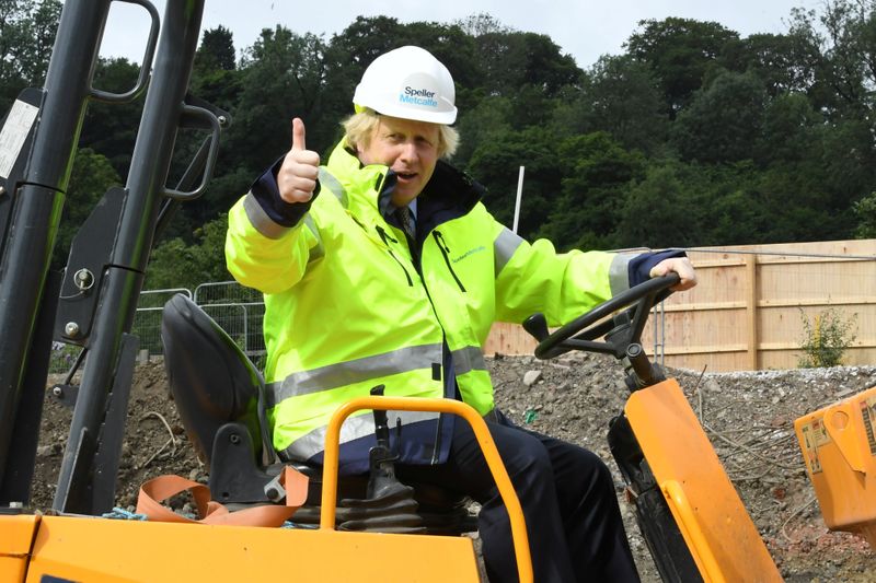 © Reuters. Britain's Prime Minister Boris Johnson gestures visits the Speller Metcalfe's building site in Dudley