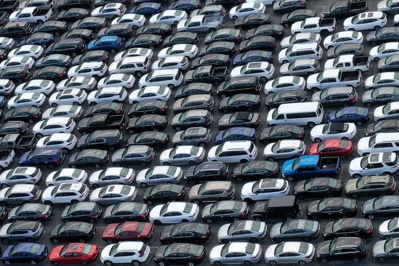 &copy; Reuters. FILE PHOTO: Unused rental cars fill the Dodger Stadium parking lot as the spread of the coronavirus disease (COVID-19) continues, in Los Angeles