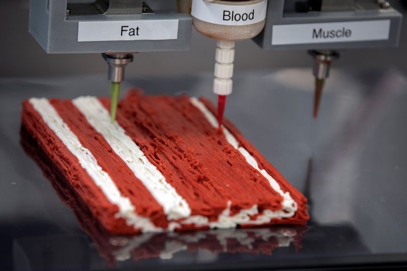 &copy; Reuters. La impresora 3D de la empresa israelí Redefine Meat&apos;s produce un bistec vegetal que imita la carne de vacuno real durante una demostración para Reuters en sus instalaciones de Rehovot, Israel