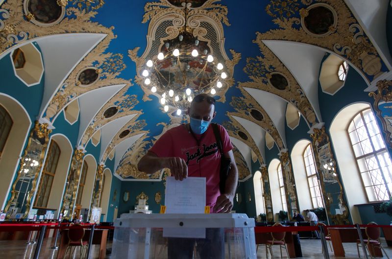 &copy; Reuters. A man casts his ballot during a nationwide vote on constitutional reforms in Moscow