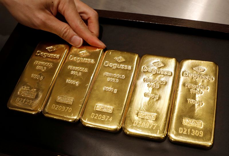 &copy; Reuters. An employee shows gold bullions at Degussa shop in Singapore