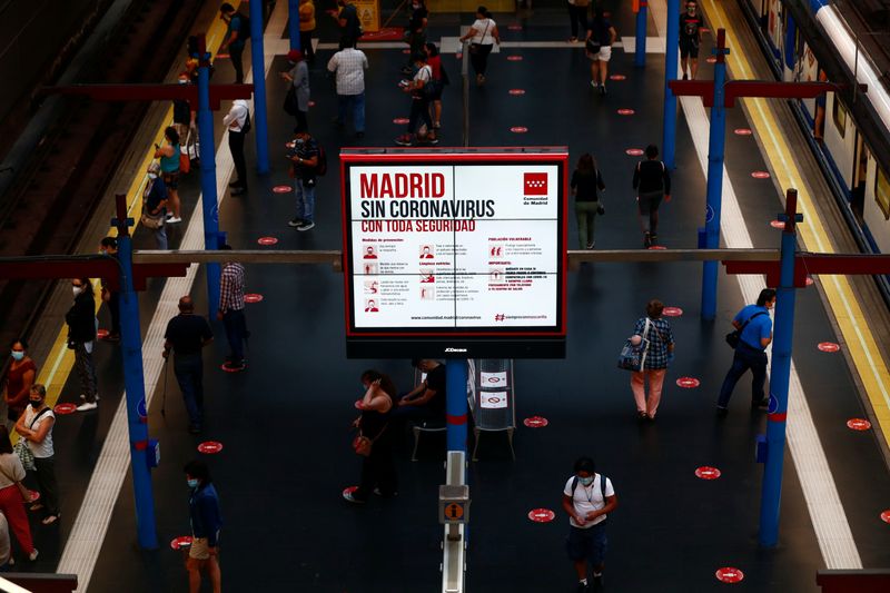 © Reuters. Foto ilustrativa del lunes de un grupo de pasajeros en una estación de metro en Madrid