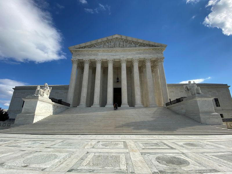 © Reuters. FILE PHOTO: The buliding of the U.S. Supreme Court is pictured in Washington