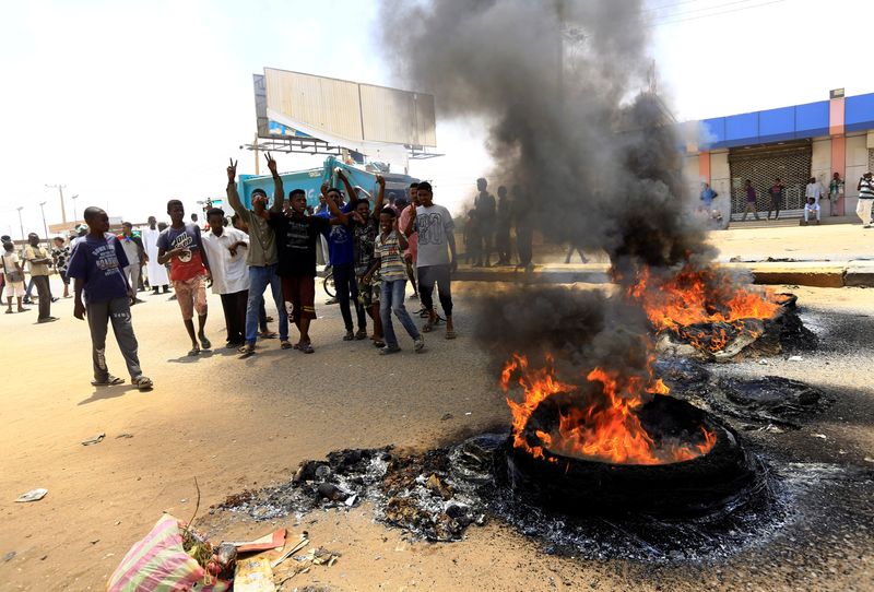 &copy; Reuters. آلاف السودانيين يتظاهرون للمطالبة بتسريع الإصلاح