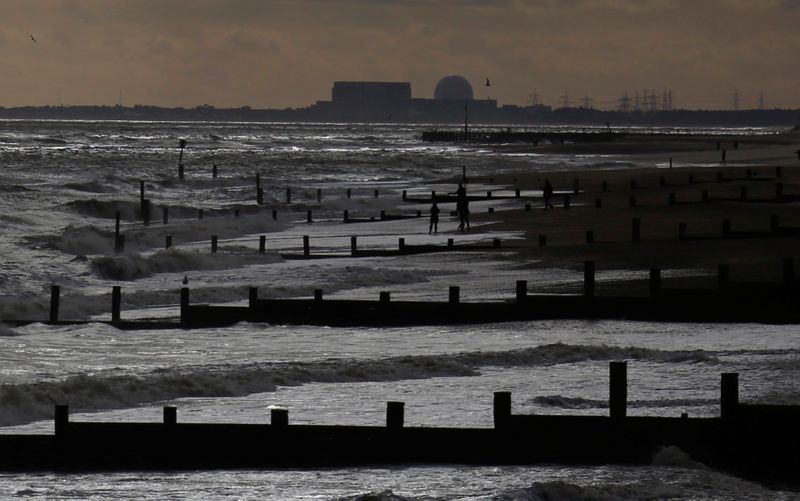 © Reuters. FILE PHOTO: The nuclear reactor at Britain's Sizewell B nuclear power plant in Southwold, Suffolk, is seen during stormy weather