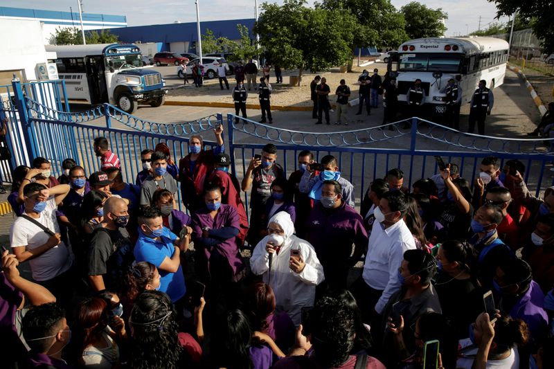 &copy; Reuters. FILE PHOTO: Susana Prieto, a lawyer and labor activist, advises employees of an Electrocomponentes de Mexico factory during a protest to halt work amid the spread of the coronavirus disease (COVID-19), in Ciudad Juarez