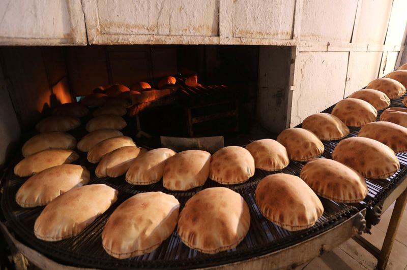 © Reuters. الحكومة اللبنانية ترفع سعر الخبز المدعوم وسط انهيار للعملة المحلية