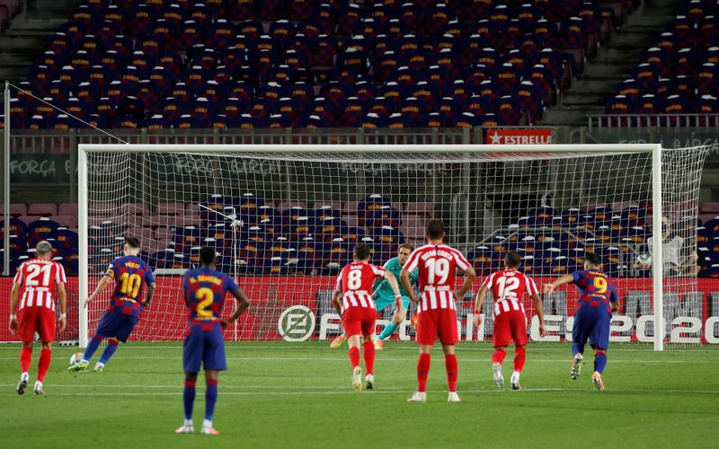 &copy; Reuters. Foto del martes del delantero de Barcelona Lionel Messi marcdando su gol 700 de penal ante Atlético Madrid