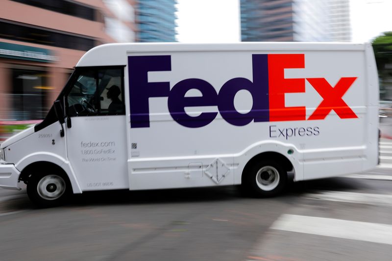 © Reuters. FILE PHOTO: A FedEx truck is driven through downtown in Los Angeles