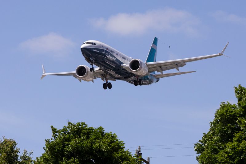 &copy; Reuters. Foto del lunes de un Boeing 737 MAX aterrizando en el Boeing Field de Seattle