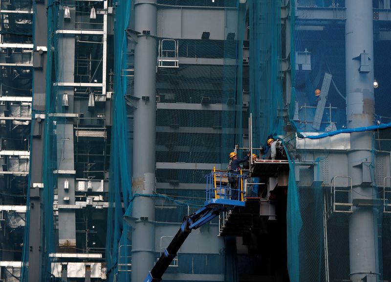 &copy; Reuters. Foto de archivo ilustrativa de obreros trabajando en la construcción de un edificio de oficinas en Tokio