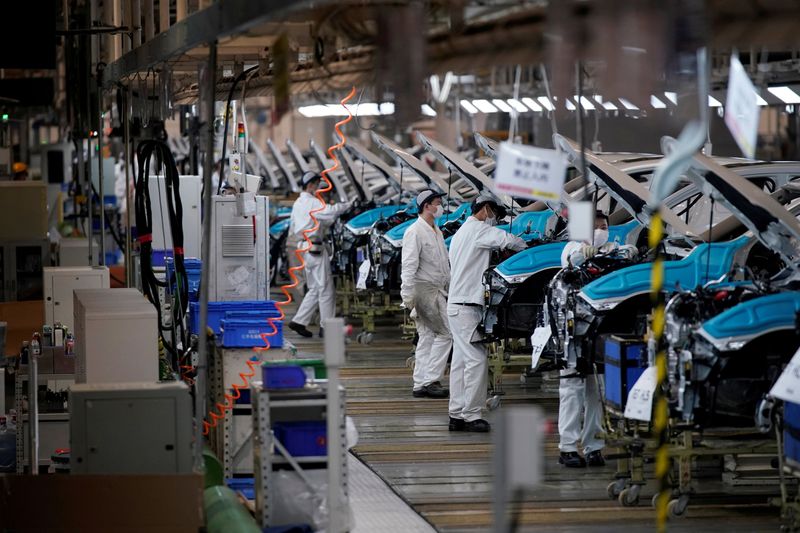 &copy; Reuters. FILE PHOTO: Employees work on a production line inside a Dongfeng Honda factory in Wuhan