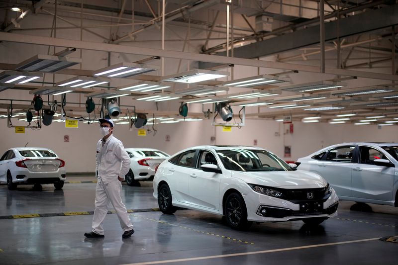 © Reuters. FILE PHOTO: Employee is seen on a production line inside a Dongfeng Honda factory in Wuhan