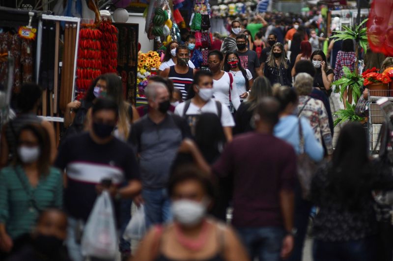 &copy; Reuters. Gente camina en una calle comercial popular de Río de Janeiro luego de un alivio de las restricciones, en medio del brote de la enfermedad coronavirus (COVID-19). Brasil.