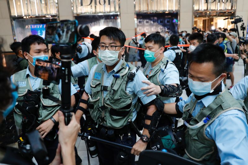 &copy; Reuters. 香港警察、「香港独立」の旗掲げた男性を逮捕　国家安全法違反で初