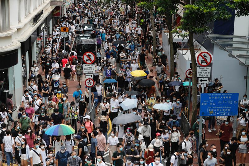 &copy; Reuters. 香港警察、デモ隊に放水銃使用　安全法違反などで30人を逮捕