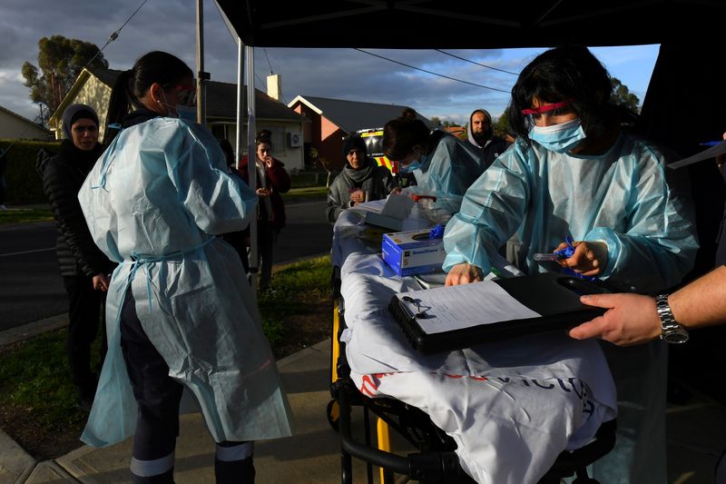 &copy; Reuters. Profesionales sanitarios trabajan en un centro de pruebas de coronavirus, mientras el estado de Victoria experimenta un aumento de casos, en Melbourne (Australia), el 26 de junio de 2020